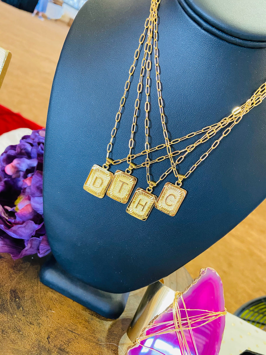 LUCY letter plate necklace